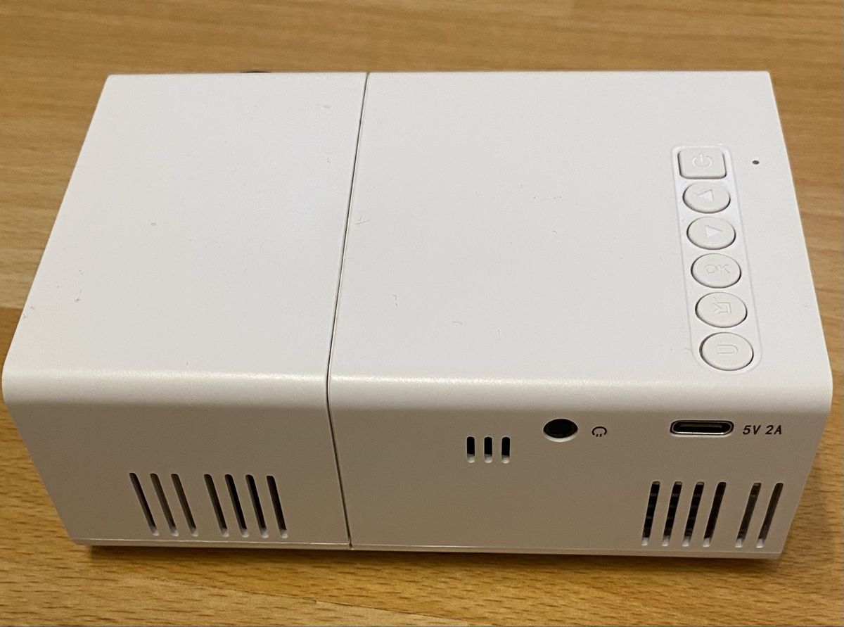 Mini-Beamer / Projektor weiss – mit Fernbedienung und Leinwa (Neu ...