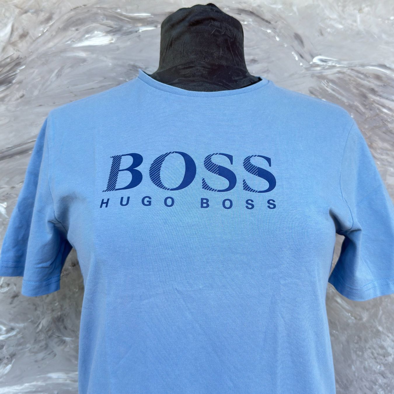Hugo Boss T-shirt: T-shirt Hugo Boss Logo – Usato da Thônex venduto da Suisse.Shopping 2