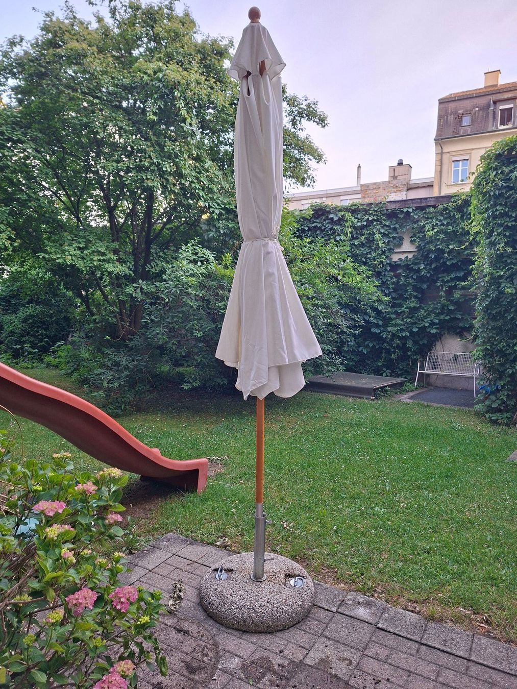 Ombrelloni: Sonnenschirm mit Betonsockel – Usato da Bern venduto da lepete 3