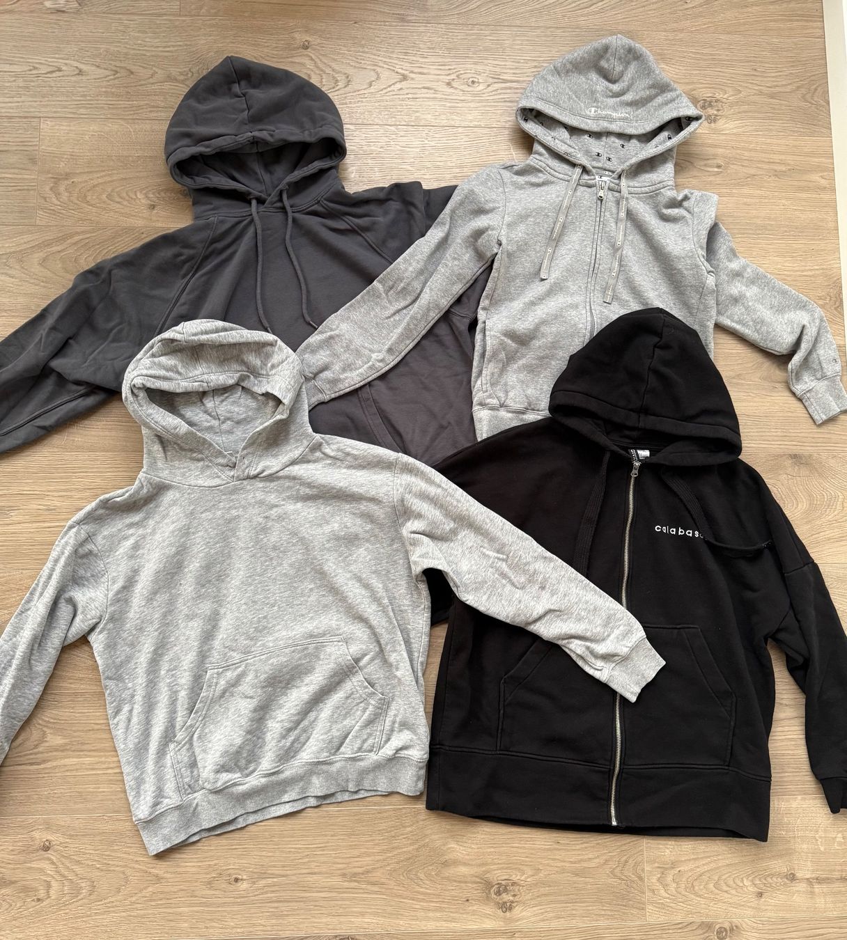 Lotti di vestiti: 4er-Set Hoodies – Usato da Hölstein venduto da leoritav