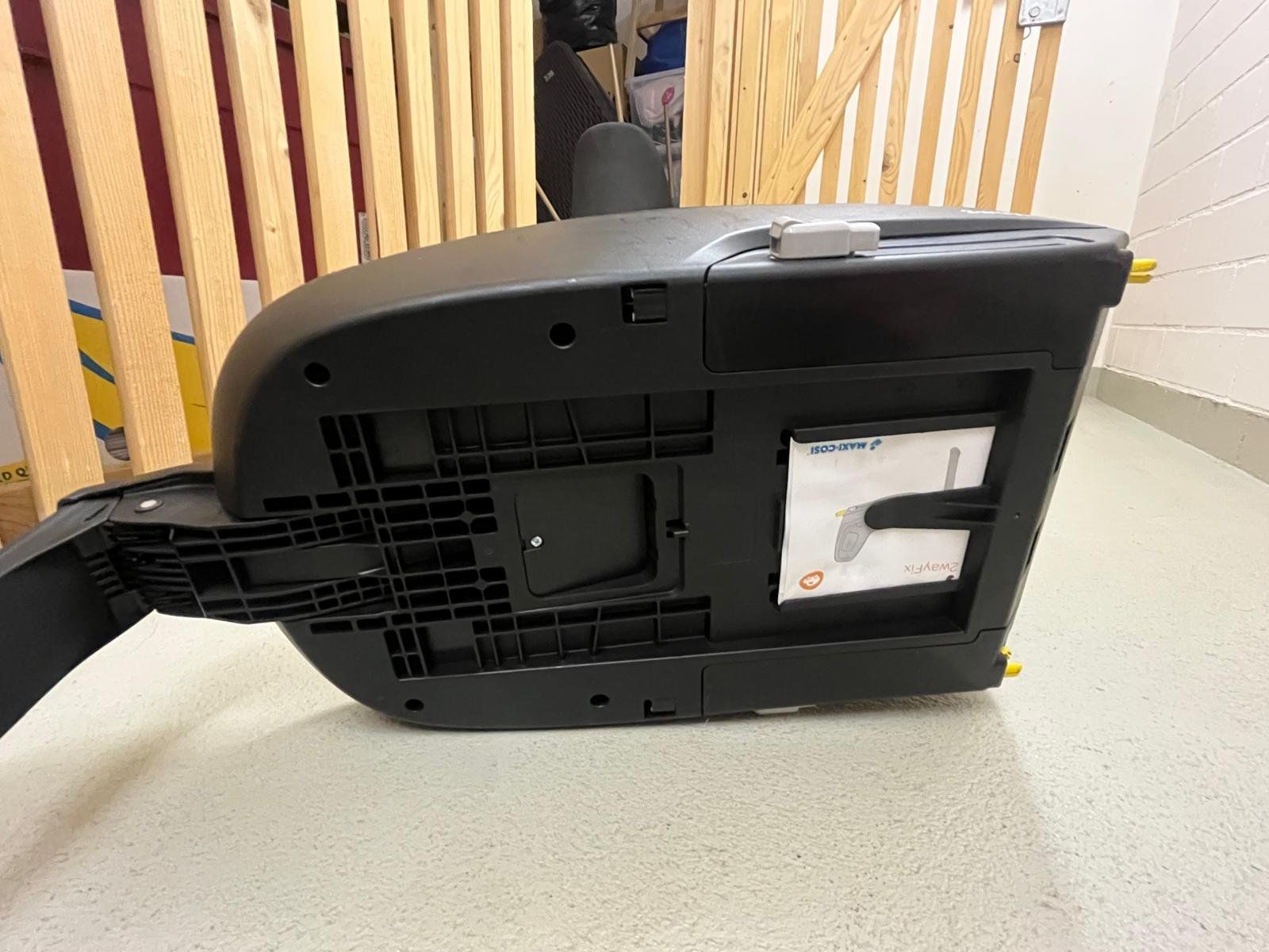 Maxi-Cosi Seggiolini per auto: Maxi Cosi mit Isofix Station – Usato da Willisau venduto da Geissbock12 1