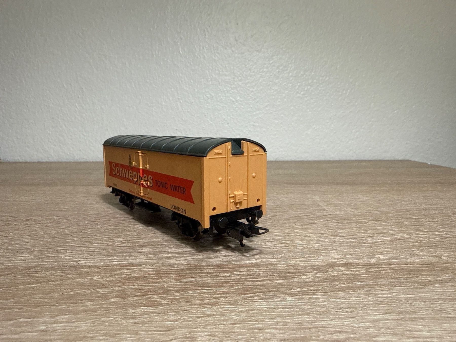 Lima Modellini di ferrovie: Lima Güterwagen Schweppes H0 (57) – Usato da St-Aubin-Sauges venduto da Lo_Go 3