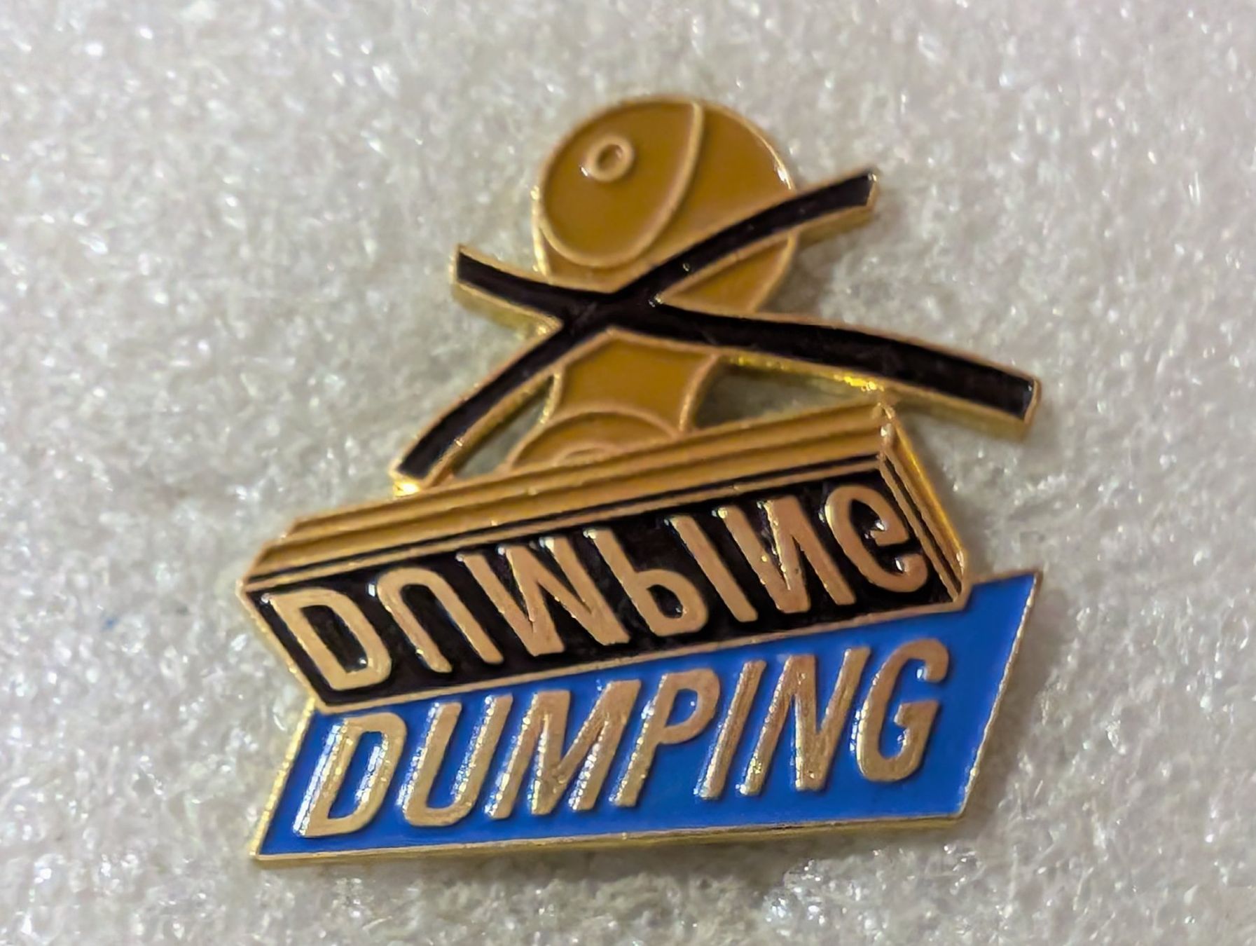 Placchette & Badge: Ansteckpin 131: Dumping – Usato da Oppligen venduto da Pin-Fall-Shop