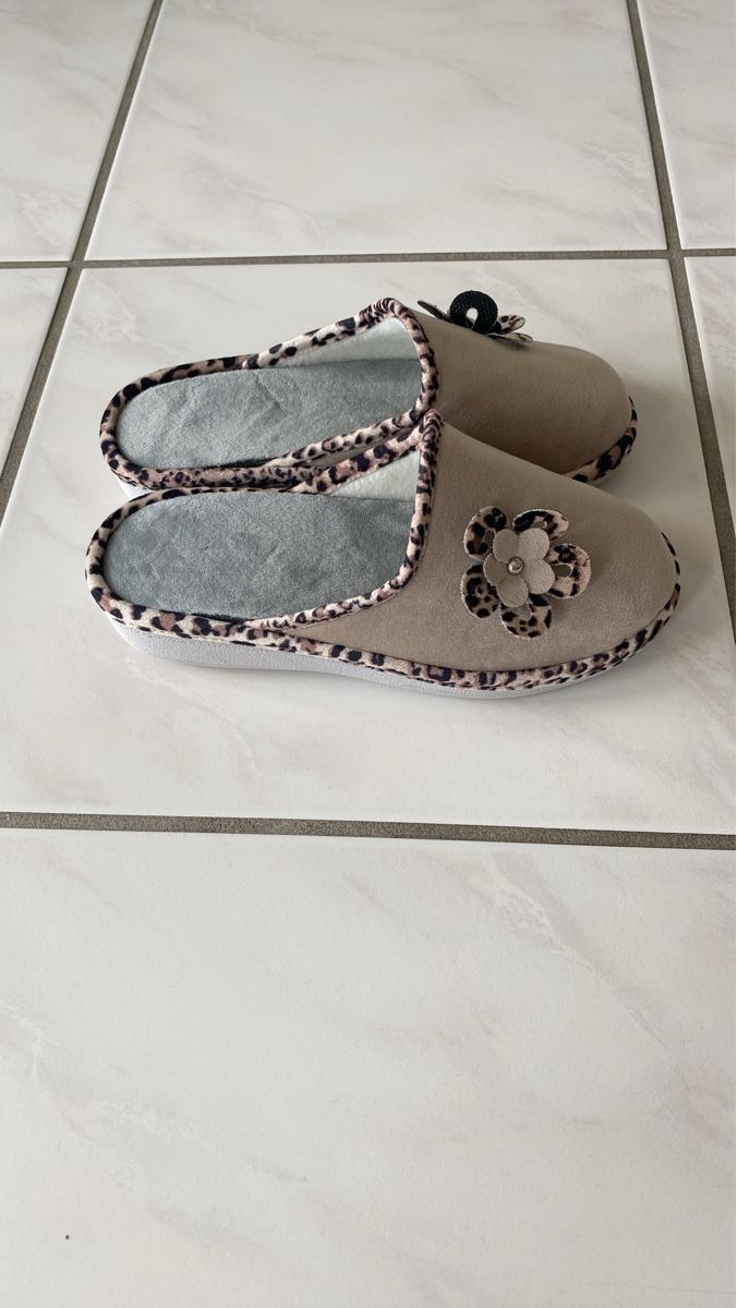 Scarpe da uomo: Kuschelige Hausschuhe mit Leopardmuster Gr. 36 – Usato da Samstagern venduto da PatrickM14