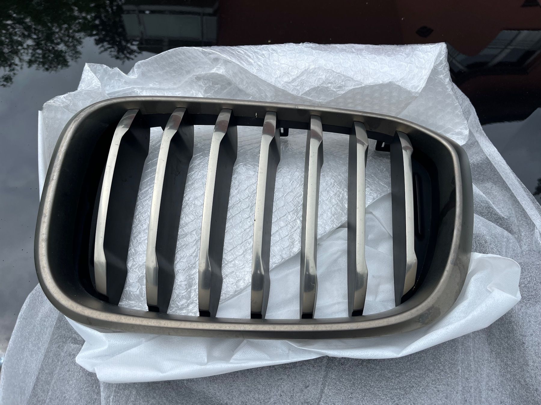 BMW Tutti pezzi di ricambio auto: BMW X3 Kühlergrill – Usato da Kilchberg ZH venduto da ka012 2
