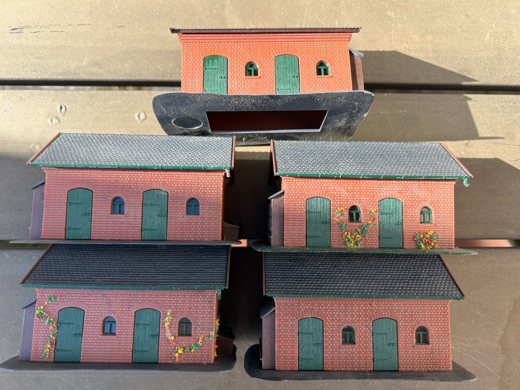 Kibri Modellini di ferrovie: Kibri set de 5 maisons briques rouges H0 – Usato da Villeret venduto da Sonicjojo 4