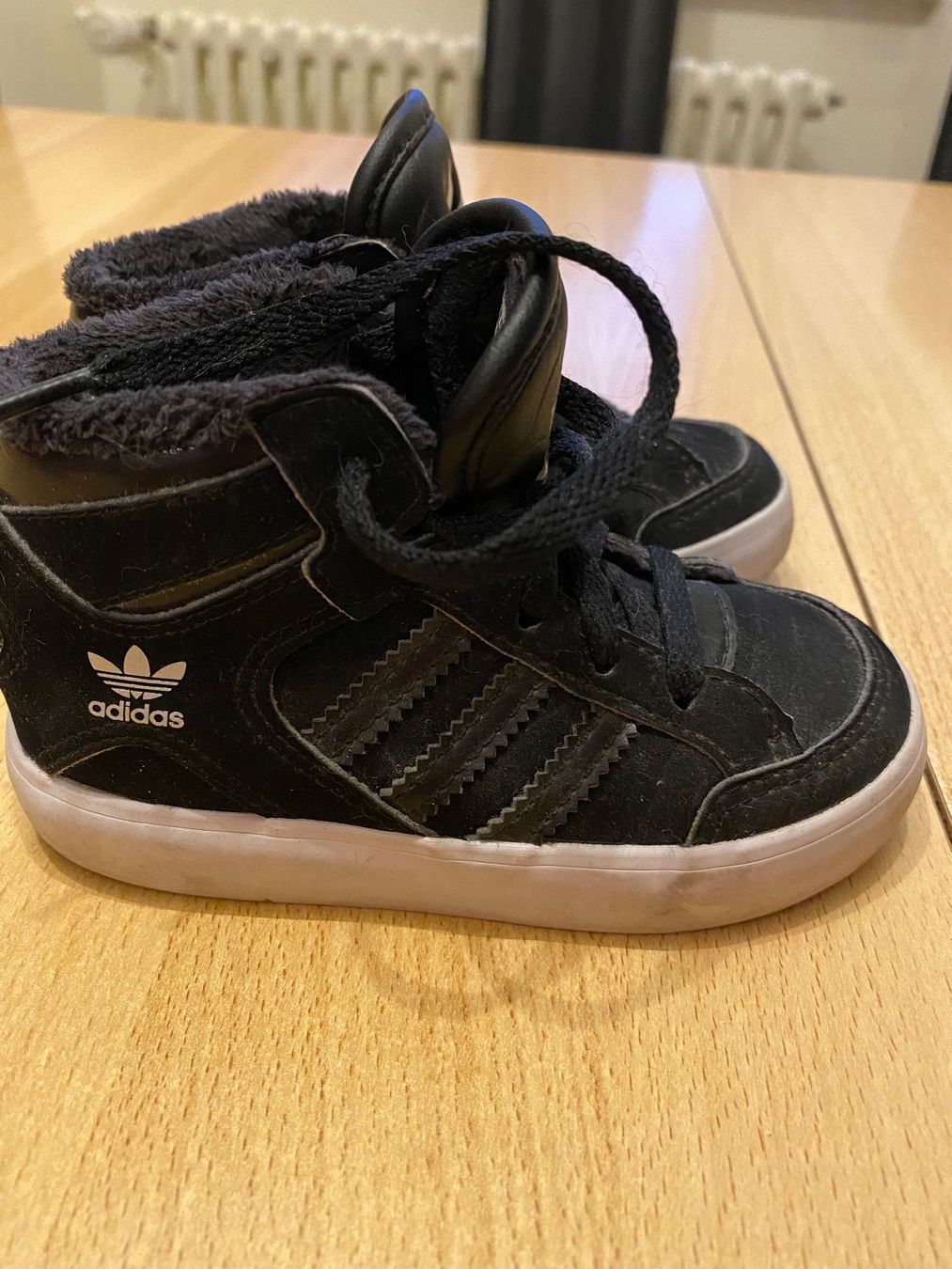 Adidas Scarpe da uomo: Basket Adidas unisex T.23,5 – Usato da Le Brassus venduto da lionete02 1