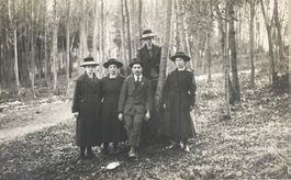 Zürich, Männer, Frauen, Hüte, Wald, Foto H. Haagmans, ZH