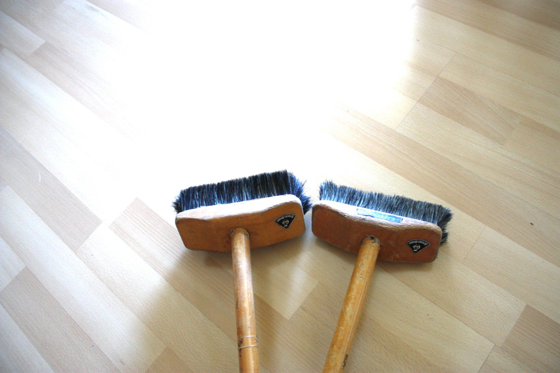 Altro in Apparecchi per la pulizia: Curlingbesen  4 Stück – Usato da Spiez venduto da Trollius09 2