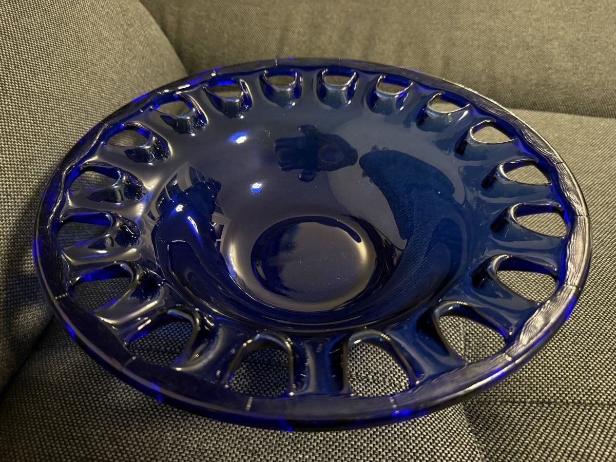 Schalen: Vintage Gitter eingefasste Glasschale Cobaldblau – Gebraucht aus Buchs SG von and_d8tp