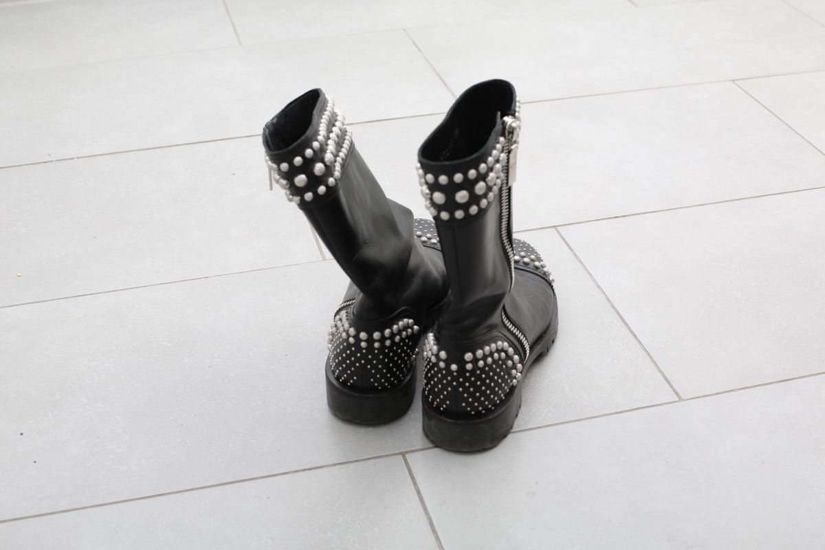 Alexander Mcqueen Scarpe da donna: Alexander McQueen studded black leather boots, size 39 – Usato da Zürich venduto da Mariia_burlachenko 2
