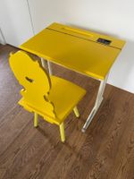 Tisch im Retro-Stil und klassischer Schweizer Stuhl