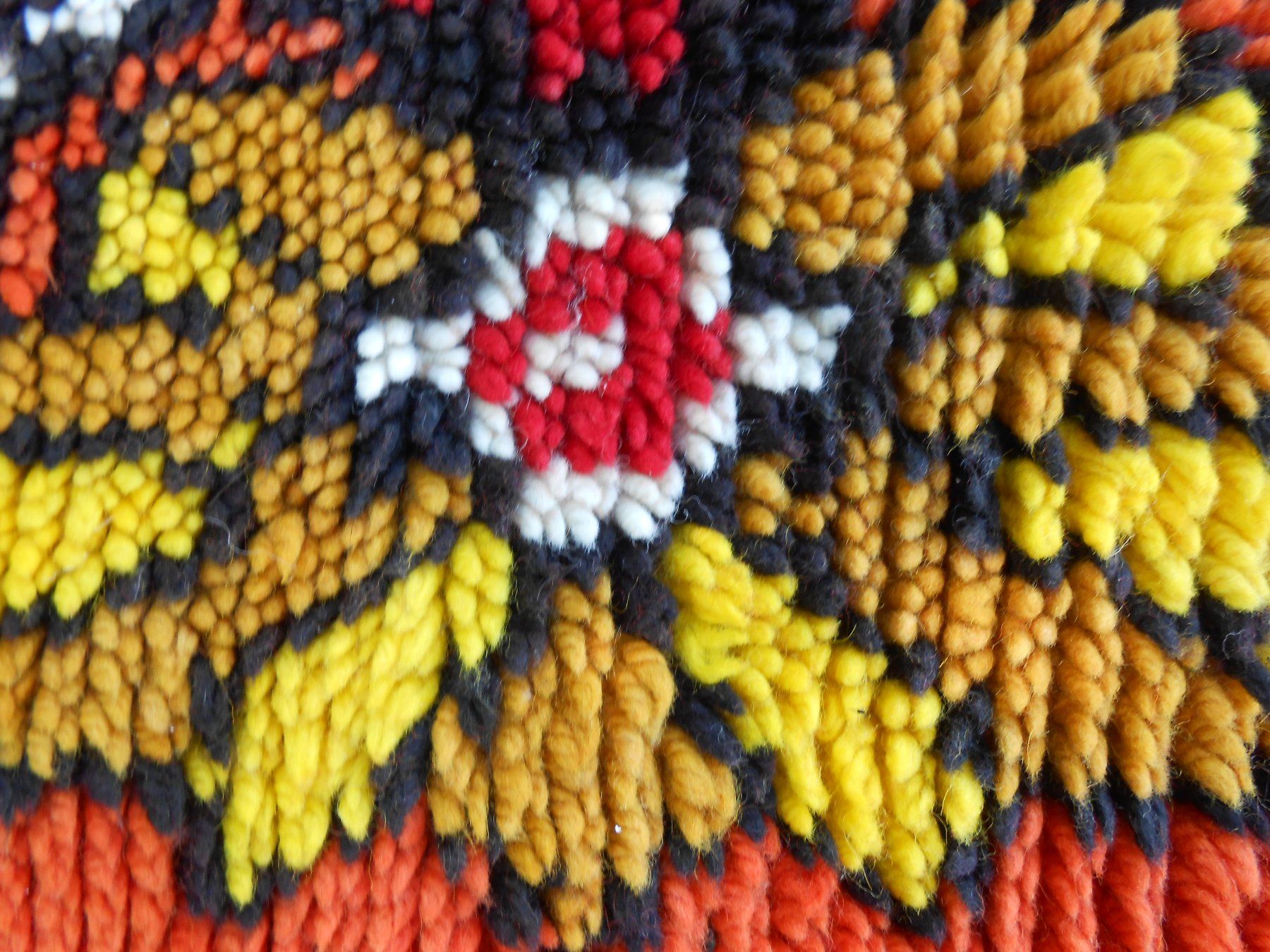 Teppiche: Zwei bunte handgeknüpfte Teppiche – Neu und originalverpackt aus Bülach von MKBr 4