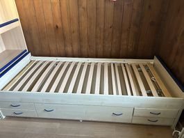 Bett mit "Kasten"