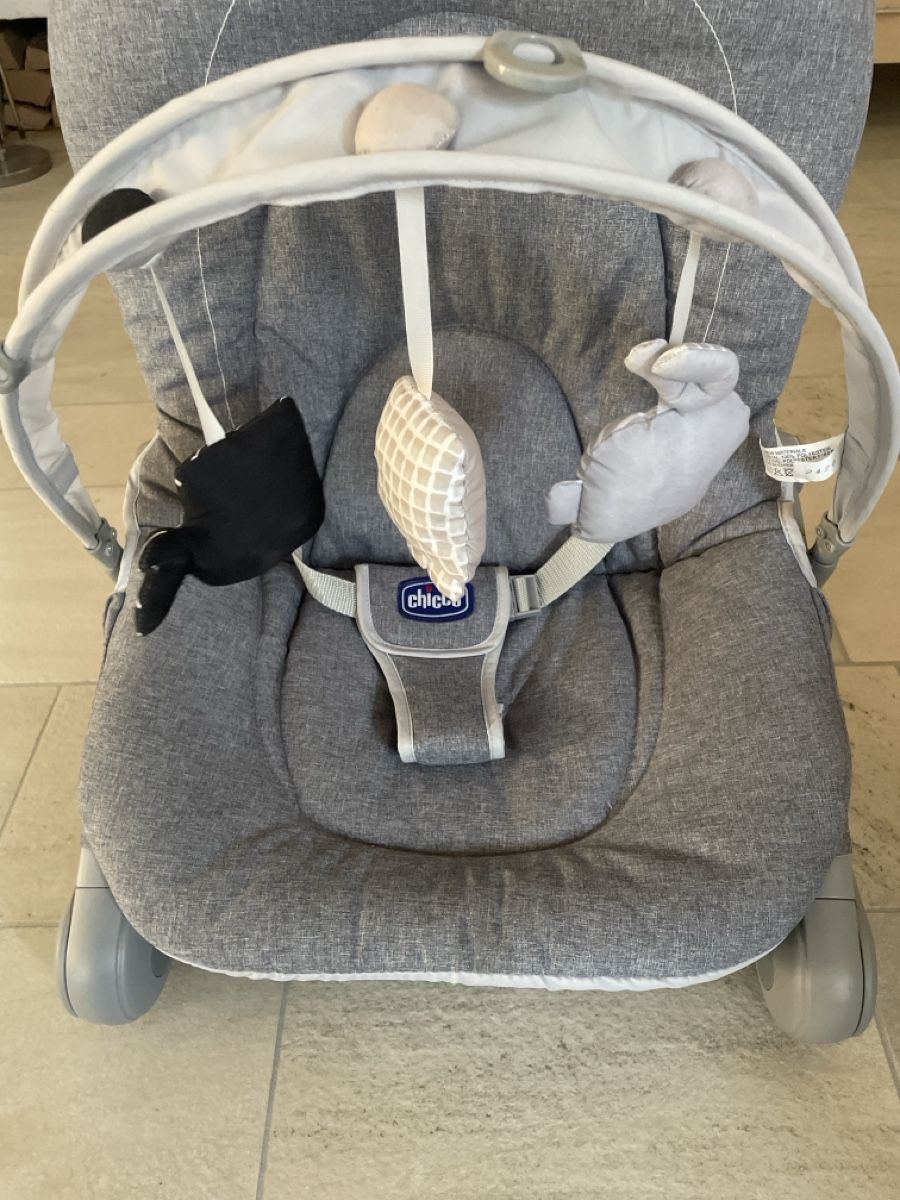 Chicco Wippen & Schaukeln: Chicco Babywippe mit Spielbogen grau – Gebraucht aus Spreitenbach von Gloxinia 1