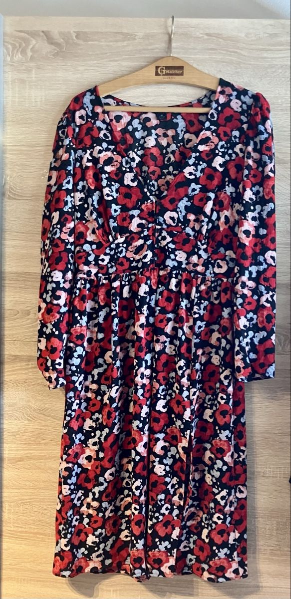Monki Kleider: Monki Blumenkleid Grösse 42 – Gebraucht aus Rothenthurm von Family_B