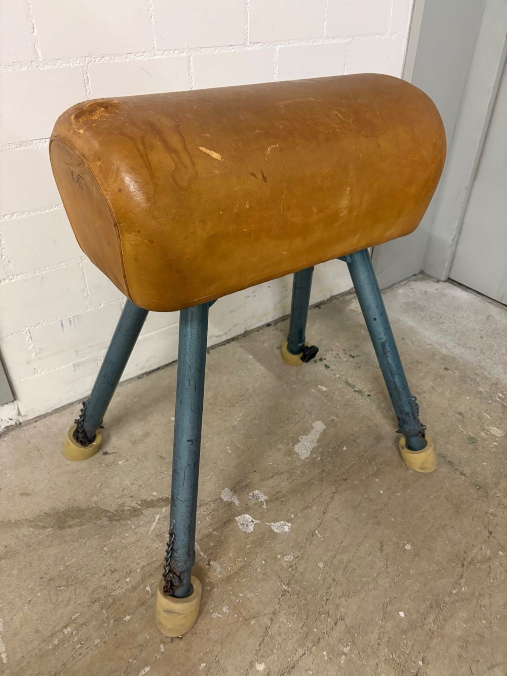 Alder+Eisenhut Hometrainer: Turngerät Sprungbock, Leder Vintage Retro – Gebraucht aus Schleinikon von riet_2026