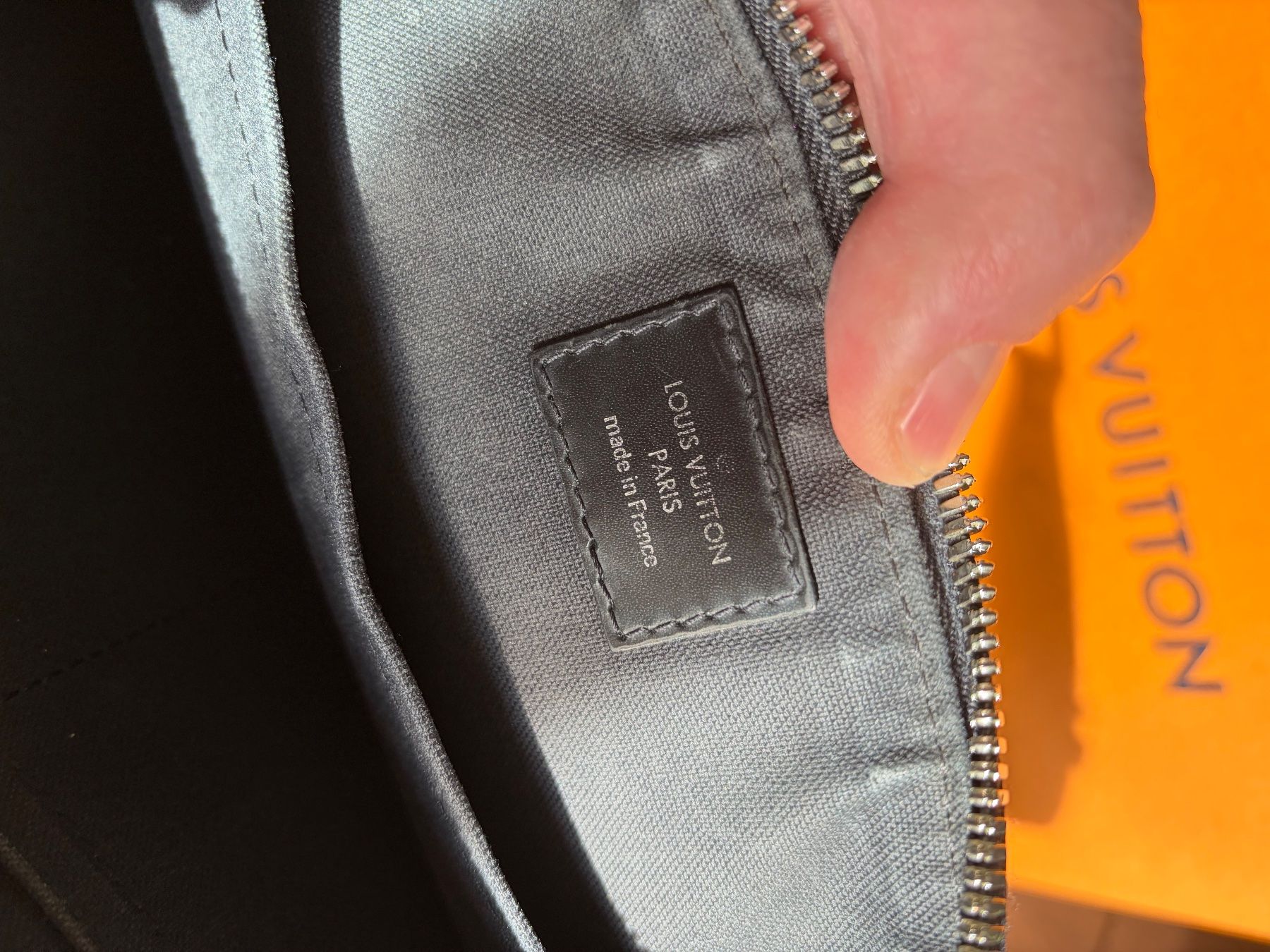 Louis Vuitton Borse: Louis Vuitton Torres Messenger Bag, Damier Graphite – Usato da Luzern venduto da WhoAmI 3