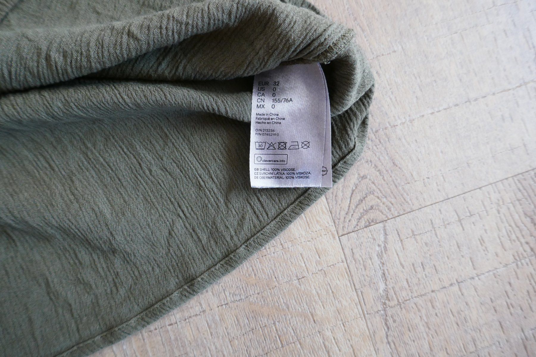 Blusen, T-Shirts & Tops: Top olivgrün von H&M, Gr. 32 – Gebraucht aus Port von uzuku 5