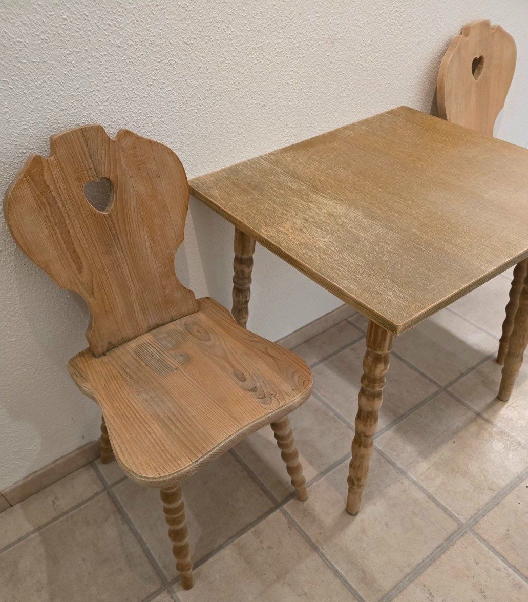 Set di tavolo e panche: Kleiner Tisch mit 2 Stabellen – ehemals Voglauer Möbel – Usato da Flums venduto da Flumsantik 3