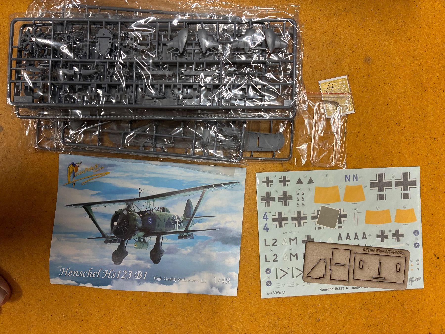 Kits de montage: Henschel HS 123 Gaspatch 1:48 – Neuf avec emballage d'origine à Rapperswil BE par Silverwings 1