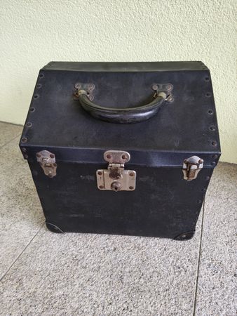 Valise vintage noire.