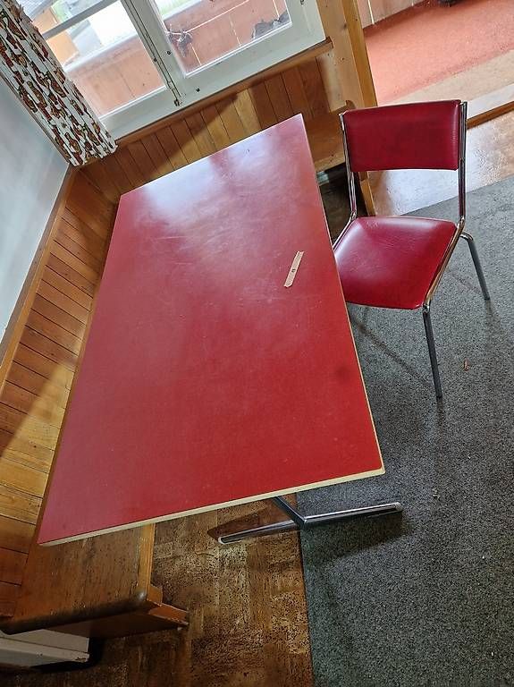 Tables: Tisch mit Stuhl – D'occasion à Grindelwald par jana2094