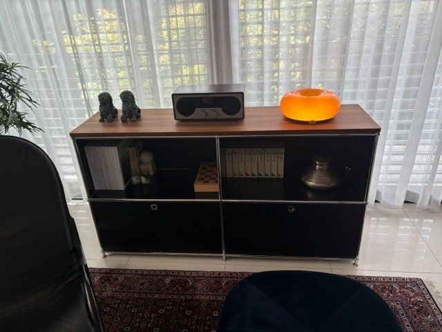 Meubles TV: FLEXCUBE Sideboard mit Nussbaumholzplatte – D'occasion à Grüningen par Elle-Ber