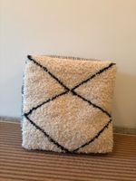 Ein handgewebter marokkanischer Pouf