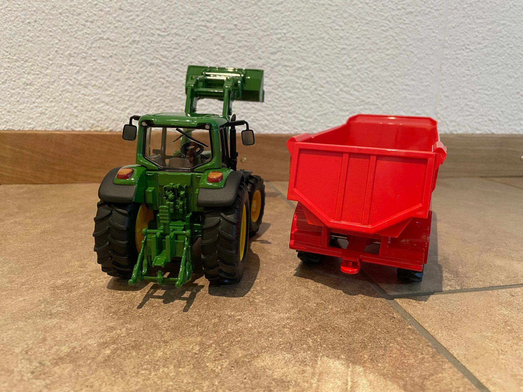 John Deere Trattori: SIKU John Deere mit Krampekipper – Nuovo e nell'imballaggio originale da Kreuzlingen venduto da Stefan1150 3