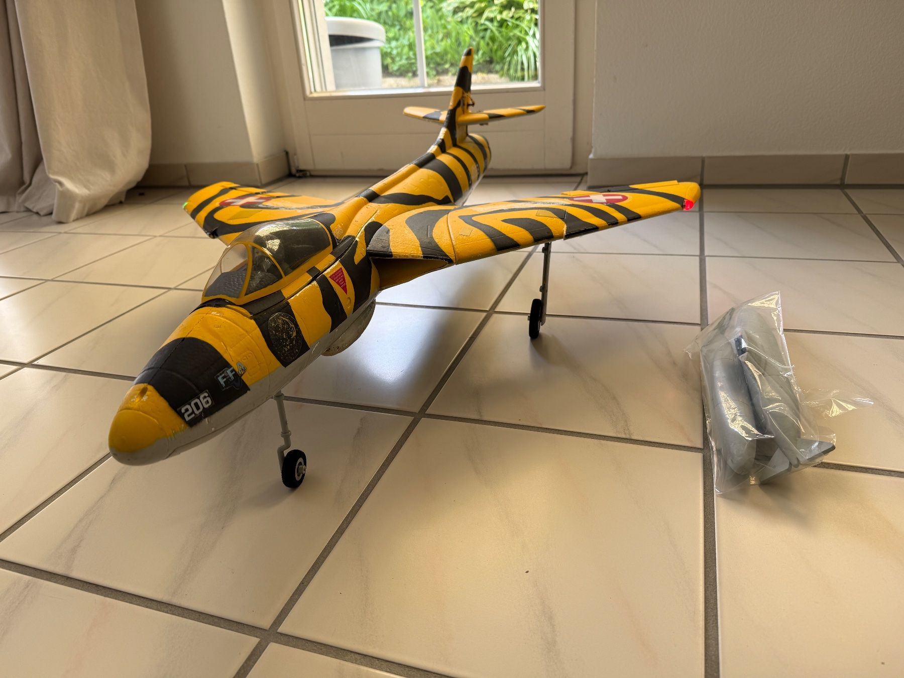 Modellismo RC: Hawker Hunter, 70mm EDF Jet, Spw. 850mm, Dynam – Usato da Zumikon venduto da Bmerz 8