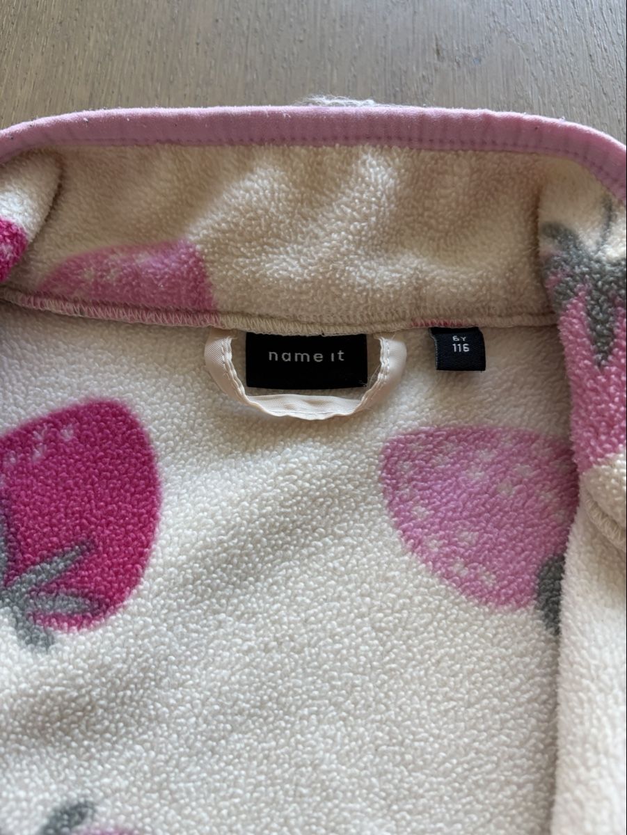 Name It Vestes & Manteaux: Fleecejacke Name It Erdbeermuster Gr. 116 – D'occasion à Lachen SZ par LinWeg 1