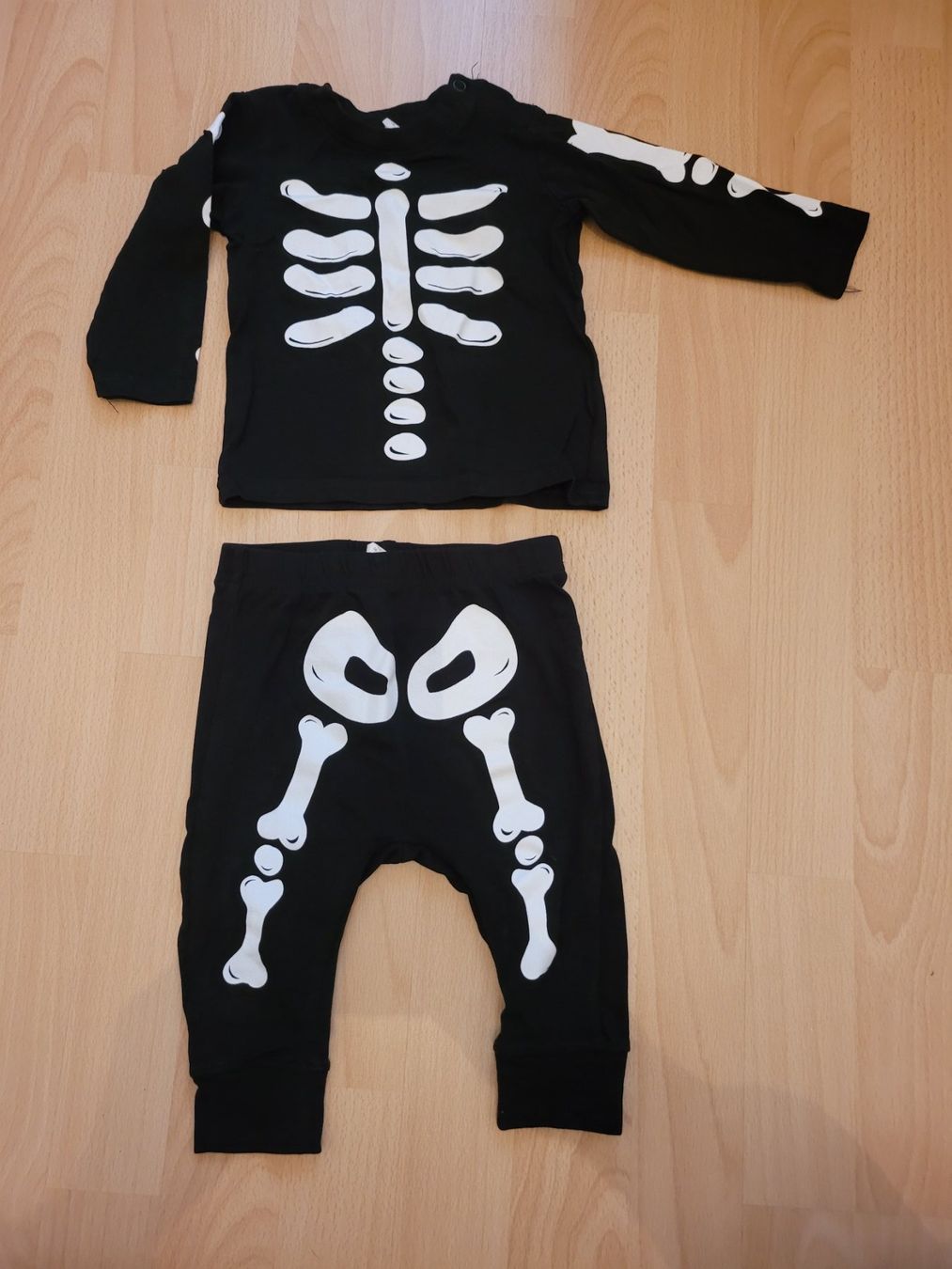 Lotti & Set di vestiti: Set skelett gr. 68 halloween – Usato da Inwil venduto da Flower2325