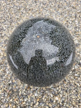 Schöne Gartenkugel aus Keramik schwarz/weiss  26 cm