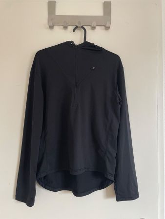 Schwarzes Langarm mit Kapuze
