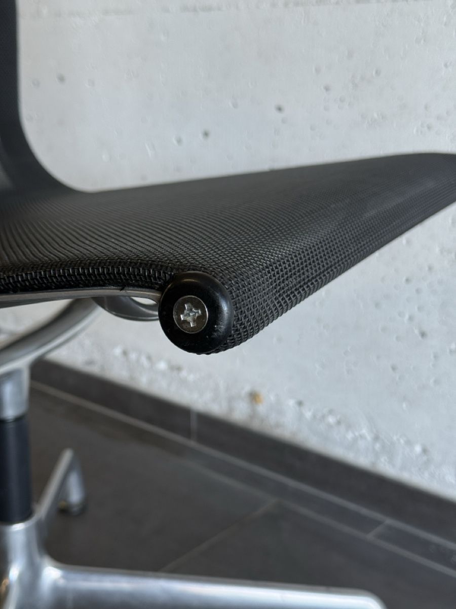 Eames Sedie: Vitra Eames Aluminium Chair EA 106 2/3 – Usato da Ulisbach venduto da Mithrandirr 2