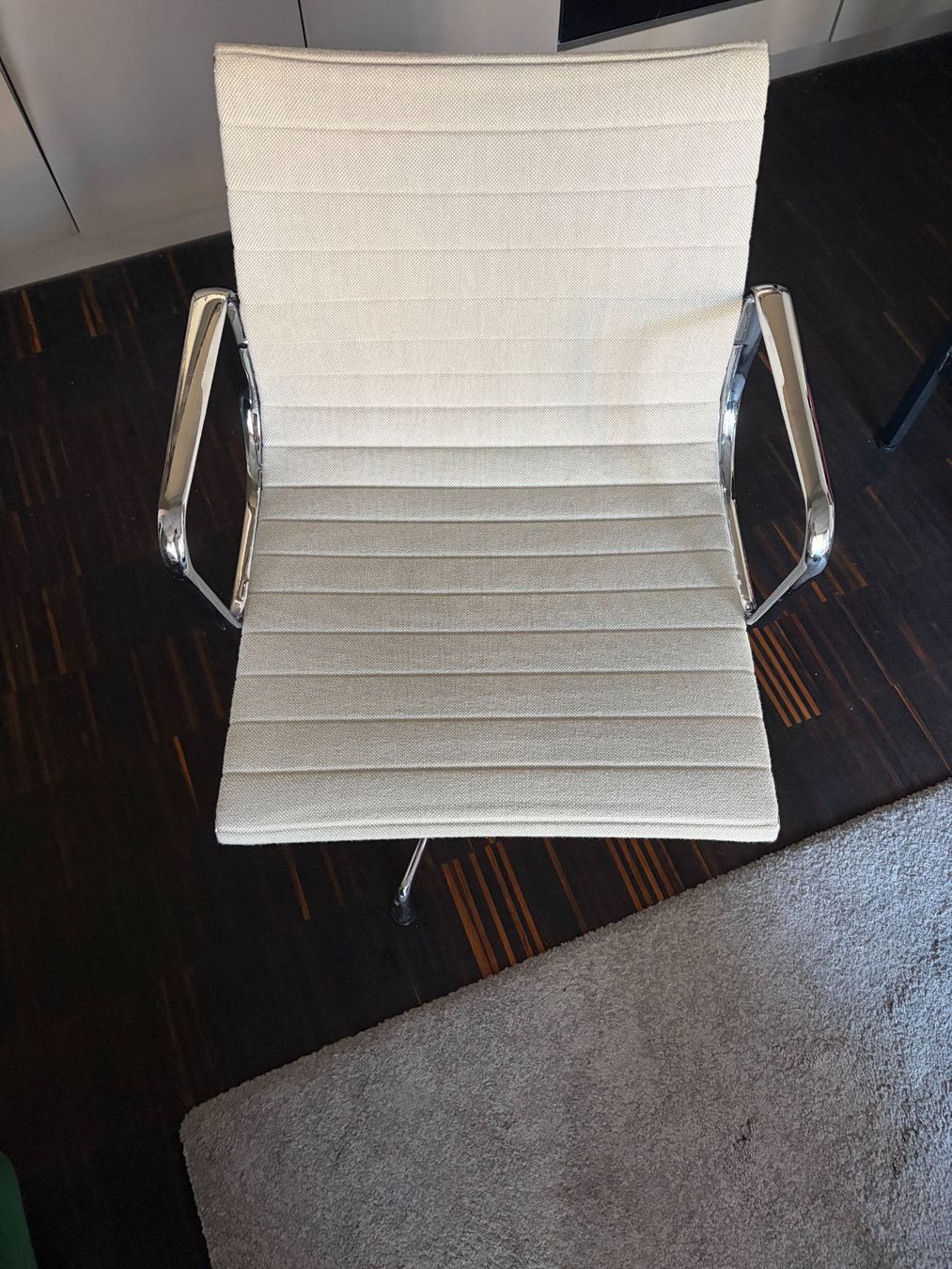 Vitra Stühle: Vitra Eames Aluminium Chair EA 108 – Gebraucht aus Basel von donohtom 1