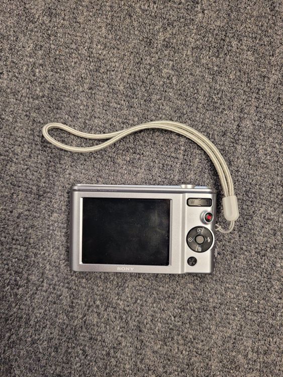 Appareil photo Compact Sony Cyber-shot DSC-W810 W810 - Appareil photo  numérique - compact - 20.1 MP - 720 p - 6x zoom optique - argent