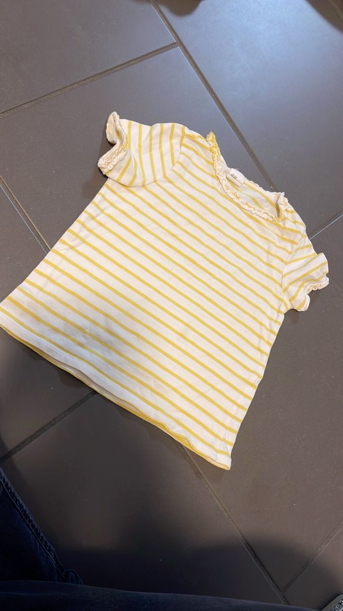H&M Camicette, T-shirt & Top: Süsses Ringelshirt mit Rüschen, Grösse 80 – Usato da Zürich venduto da Belisimo