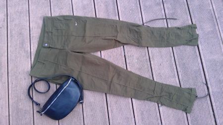 Pantalon kaki avec laçage NIKE Factory, taille M (86cm)