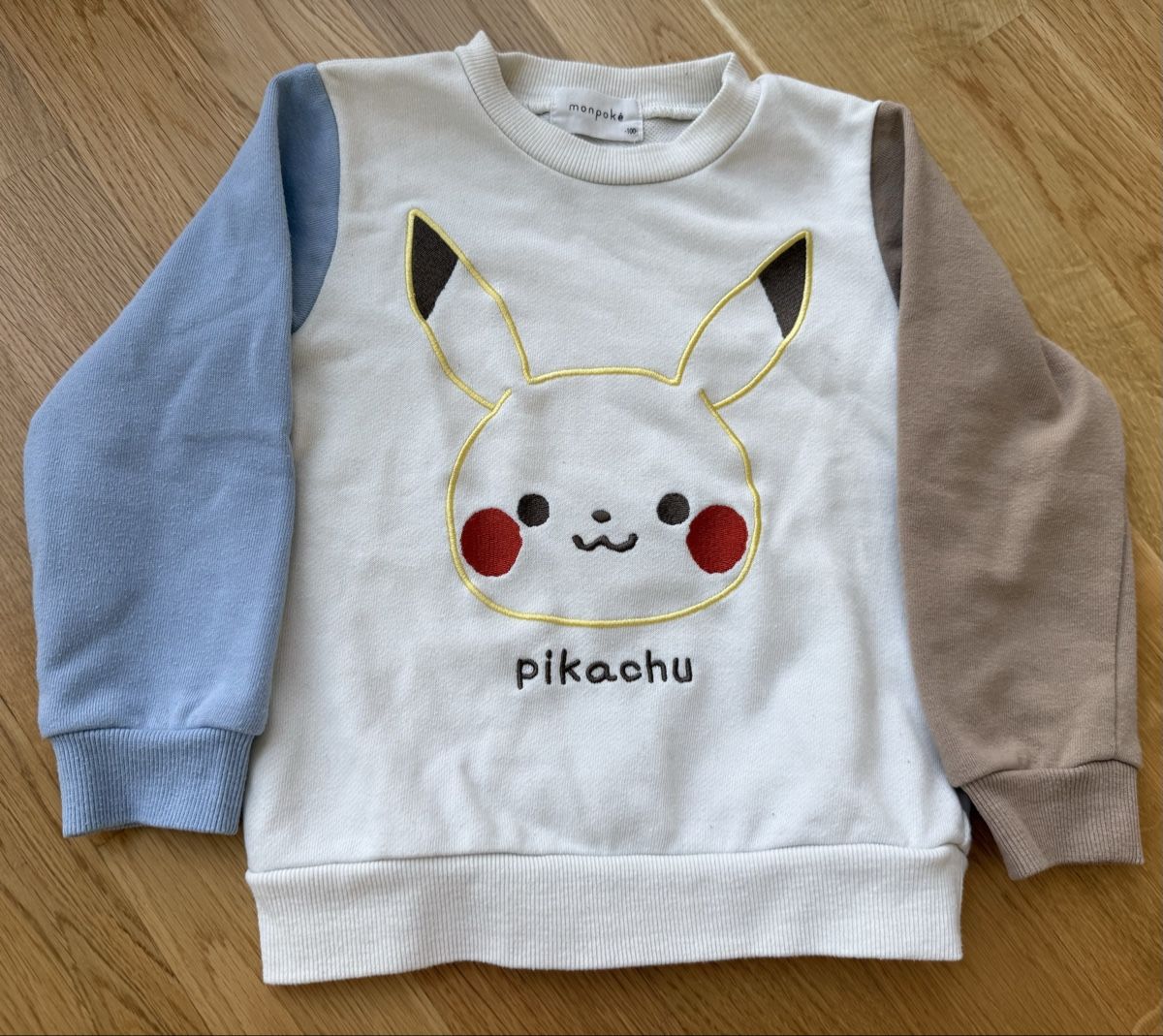 Pulls & Sweat-shirts: Pull Monpoké Pikachu, taille 100 – D'occasion à Genève par valmath