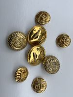 8 goldene Knöpfe mit Ornamenten guter Zustand