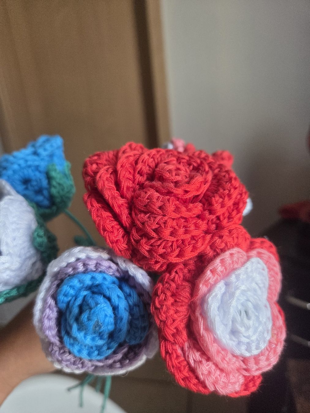 Tutte le decorazioni: Hand-knitted Rose Bouquet Multicoloured – Usato da Winterthur venduto da Maricels_Boutique 8