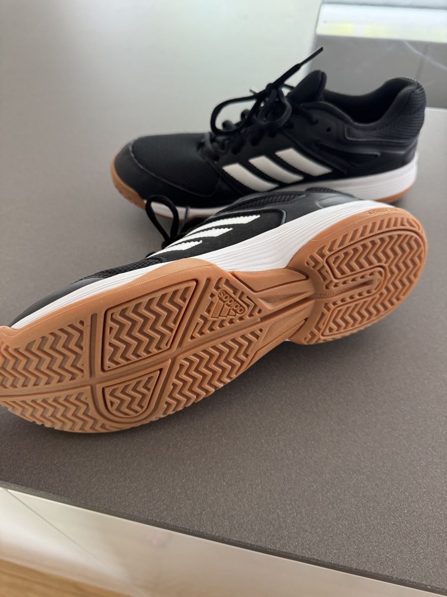 Chaussures hommes: Adidas Hallenschuhe Gr. 41 1/2 – D'occasion à lenzburg par isabelle.k.80 1
