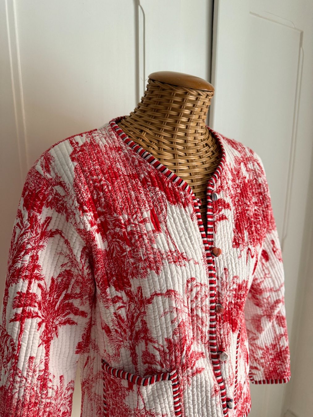 Vestes: Jacke rot-weiss asiatisch M – D'occasion à Zürich par Diazaio 1