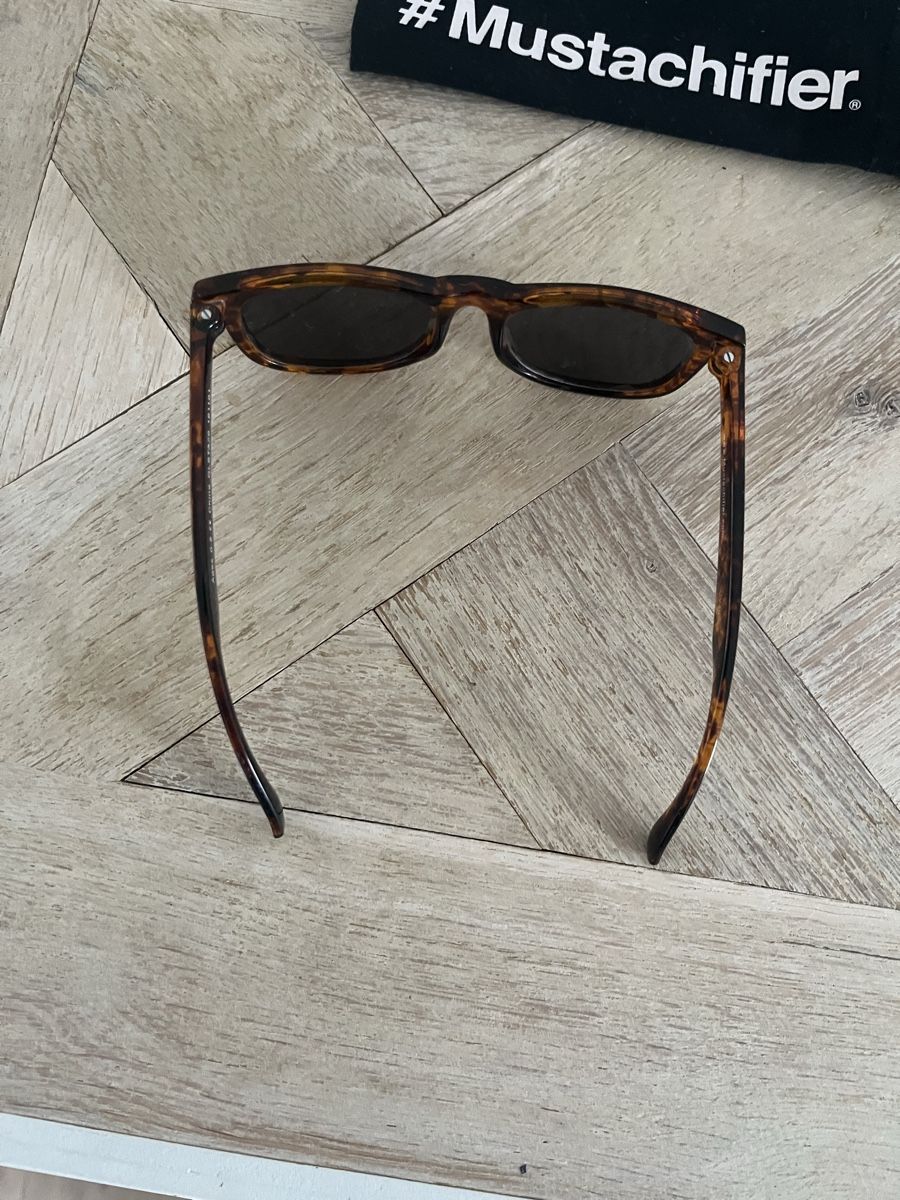 Brillen & Gläser: Sonnenbrille von Mustachifier – Gebraucht aus Pfäffikon SZ von humming-bird 2