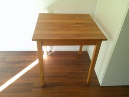 kleiner quadratischer Tisch aus Massivholz