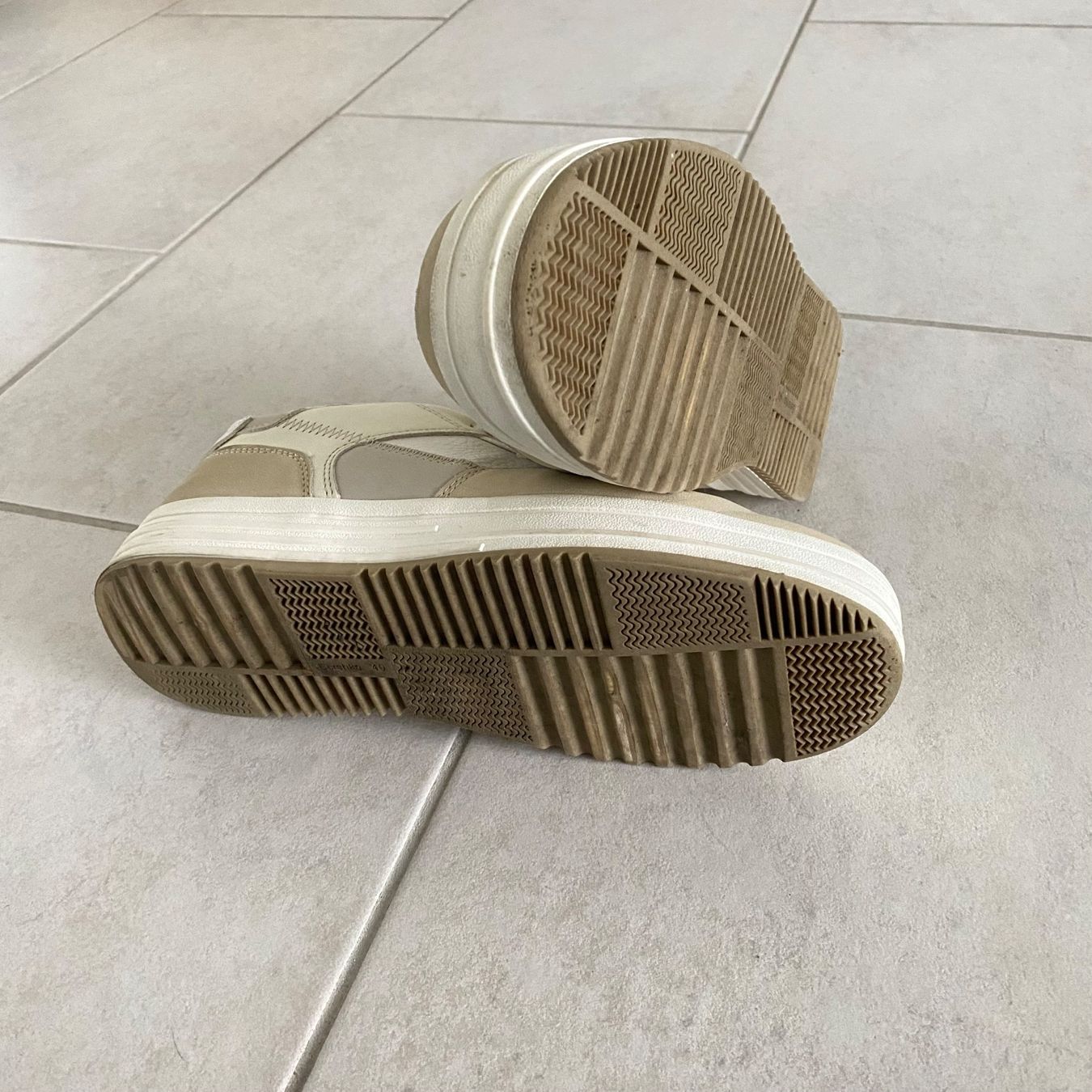 Bershka Scarpe da uomo: Bershka Chunky Sneaker in Beige - Gr. 40 – Usato da Brittnau venduto da iBazuka 2