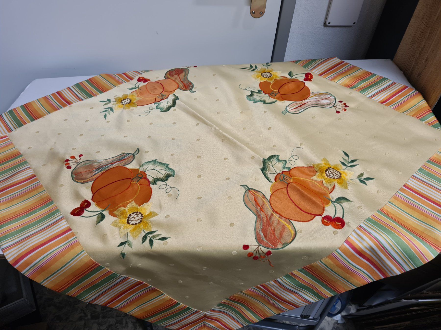 Altra biancheria da tavola: Altes Tischtuch, ca. 85 x 85 cm – Usato da Amriswil venduto da used2use 2
