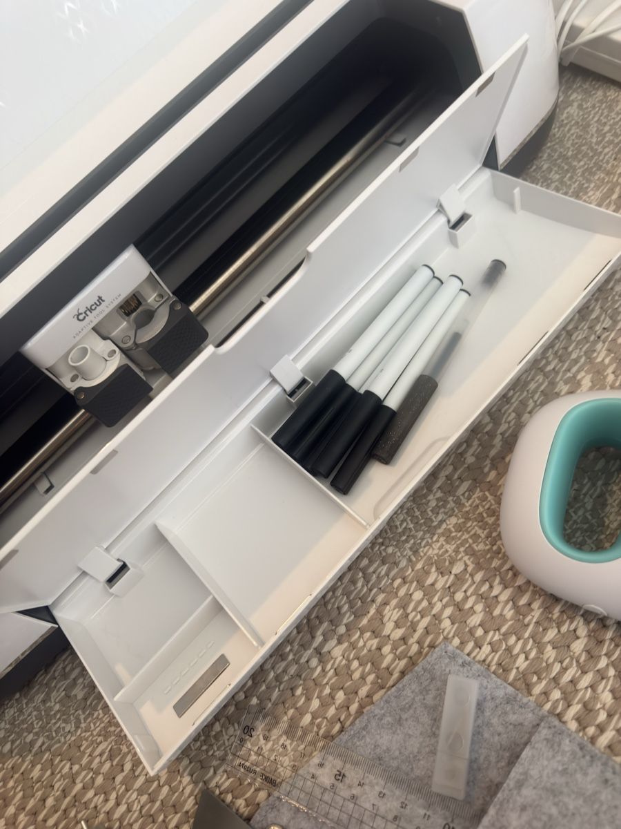 Alle Maschinen: Cricut Maker With Mini Press & Accessories – Gebraucht aus Aarau von Agp_Thrift44 2